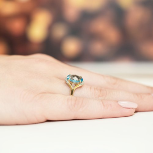 Pierścionek z Topazem 3,00ct i Brylantami z białego złota próby 585. W-0150BT
